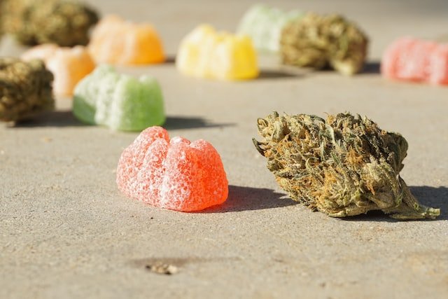 Gummy bears with dry marihuana leafs